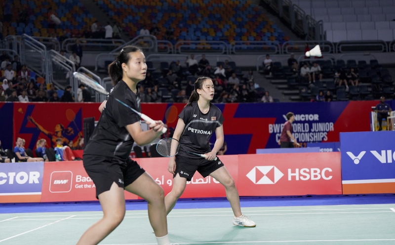 Zi Yu keeps double-title bid firmly on track
