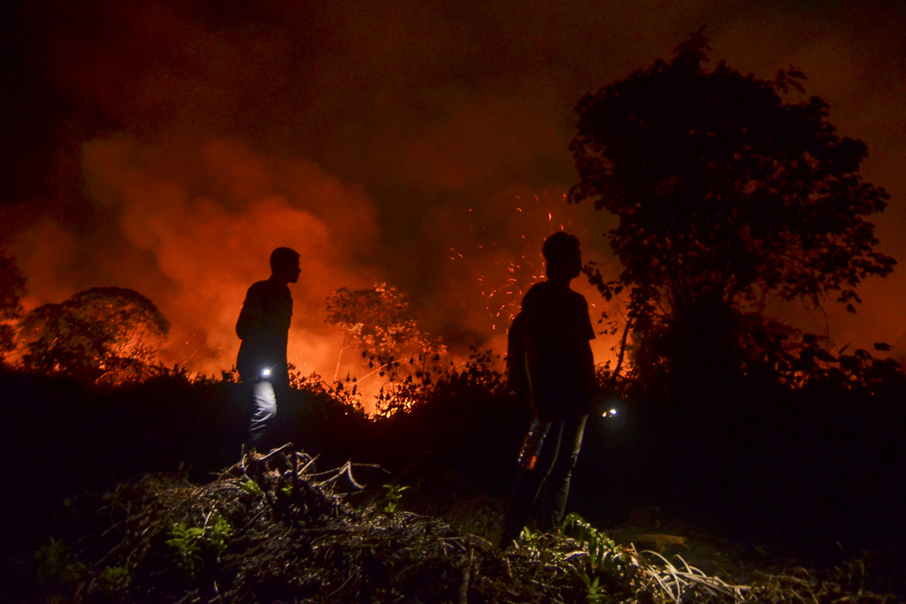 Indonesia’s haze spikes Singapore pollution, shuts East Timor schools