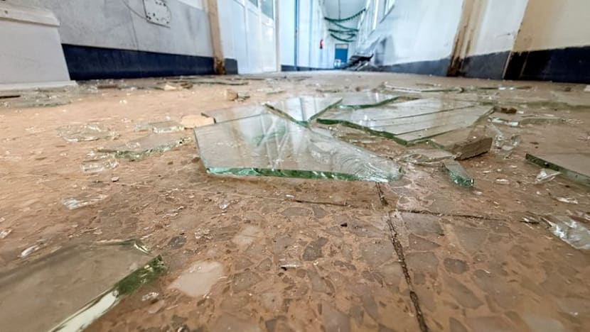 Yemen fighting overwhelms hospitals, cuts aid to 800,000 people, relief agencies say