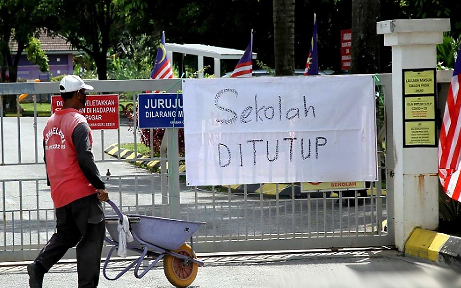 Schools close when API reaches 200: ministry goes back to existing haze policy