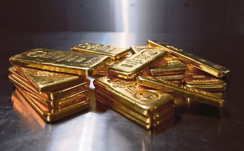 Gold gains on weaker dollar, reduced Fed rate-hike bets
