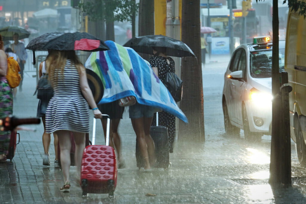 Yellow alert for storm cells & 90km winds set to hit southern Spain today as heat begins to ease across the country
