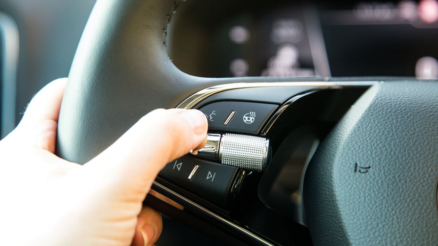 Sprechen, touchen, drücken: Auto-Bedienung: Auf möglichst wenig Ablenkung achten
