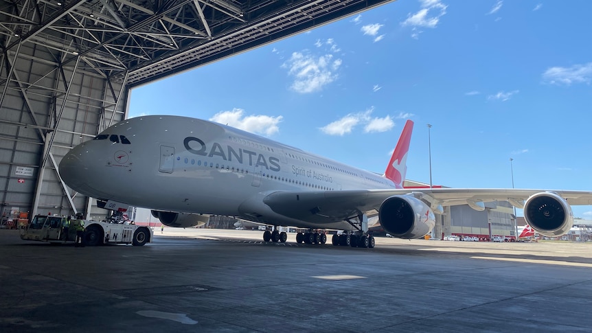 Qantas A380 flew to US and back with maintenance light left in wing