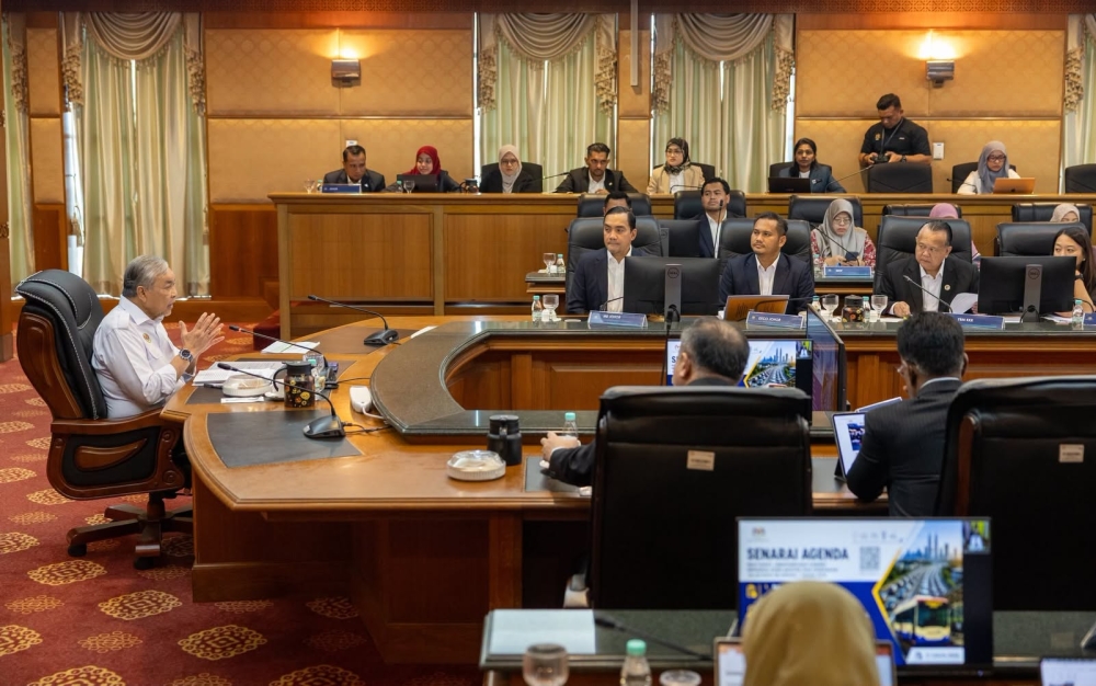 Zahid chairs road safety panel, maps congestion fixes before Johor Bahru RTS January debut