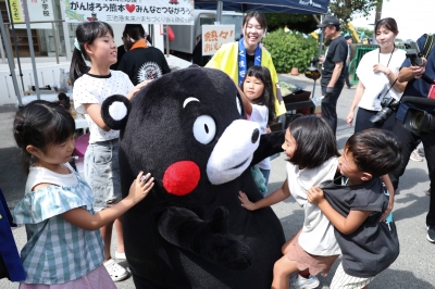 Kumamon visits quake-hit children’s school to spread cheer