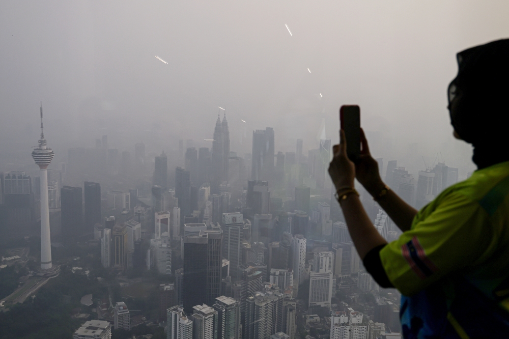 Choking haze sweeps Malaysia: 34 stations unhealthy, zero stations record good air