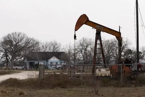 Oil prices fall as investors weigh supply outlook, Middle East tensions