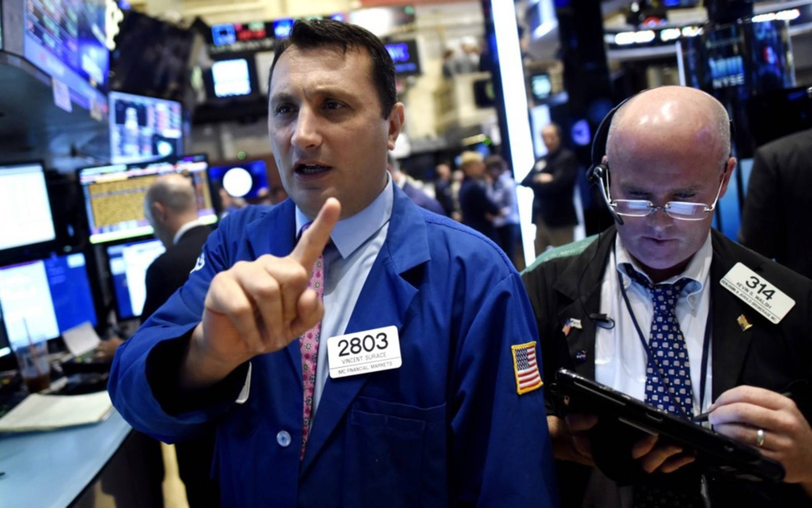 Global stocks rise as US data ease rate fears but fuel economic worries