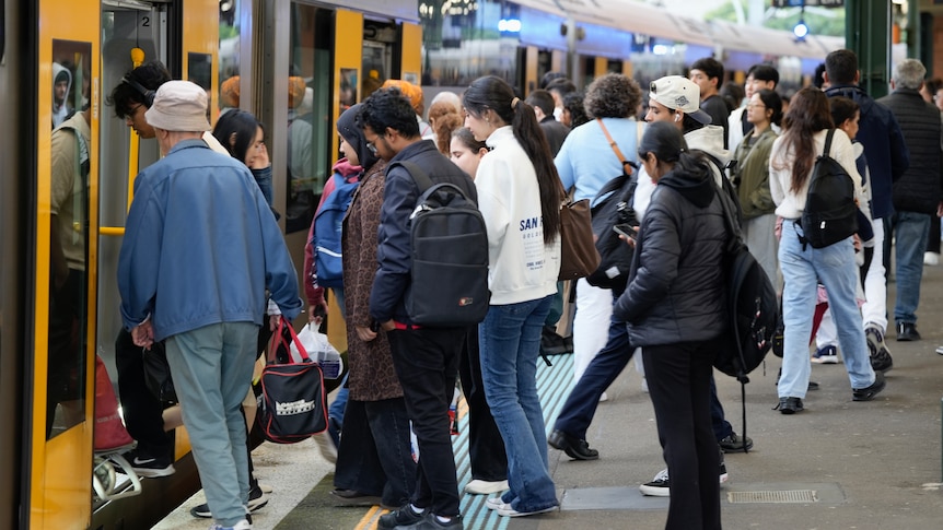 Labor's quiet visa change prioritises onshore workers