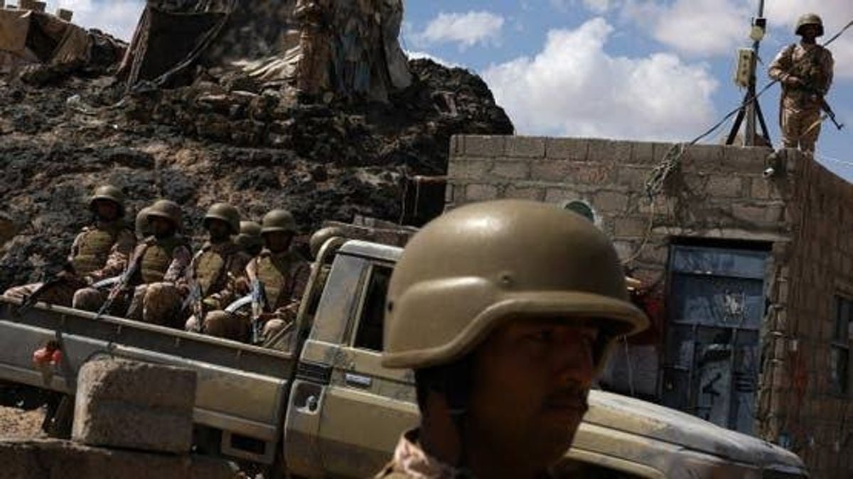 Yemeni forces shell Houthi positions on west coast after attacks