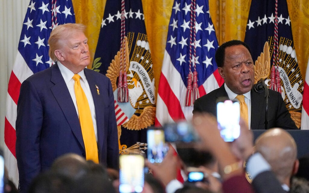 Trump’s antisemitism czar visits Michigan synagogue ahead of contentious US midterms