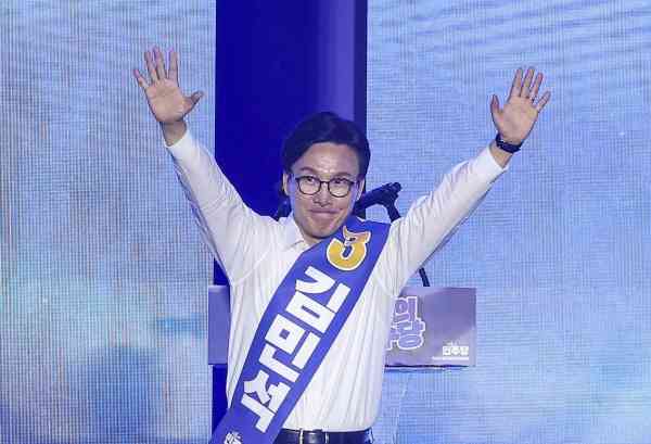 Ex-Prime Minister Kim Min-seok Elected Chairman of Democratic Party