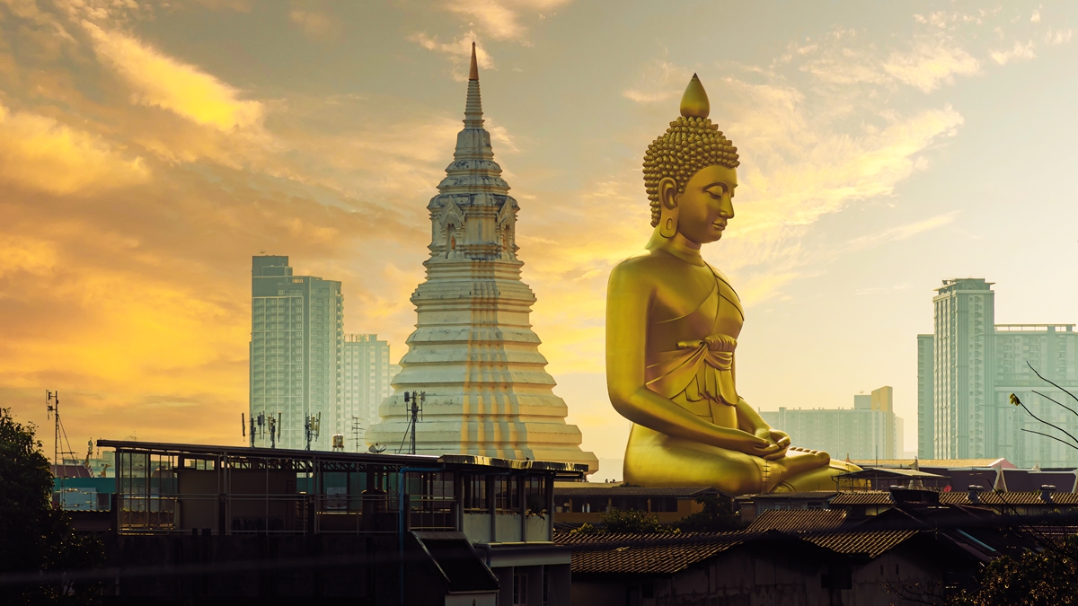 Discover the giant Buddha at Bangkok’s Wat Paknam