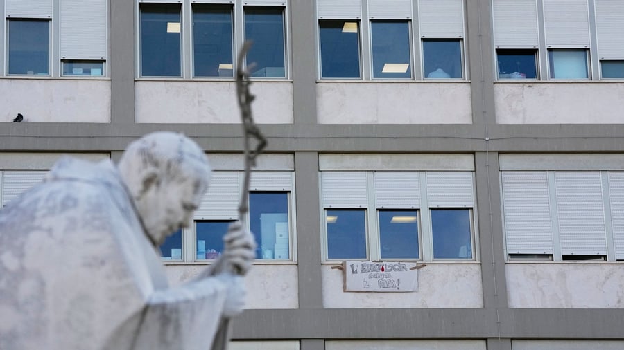 Nach Eingriff: Ärzte: Papst erholt sich gut - Sorgen schon seit September