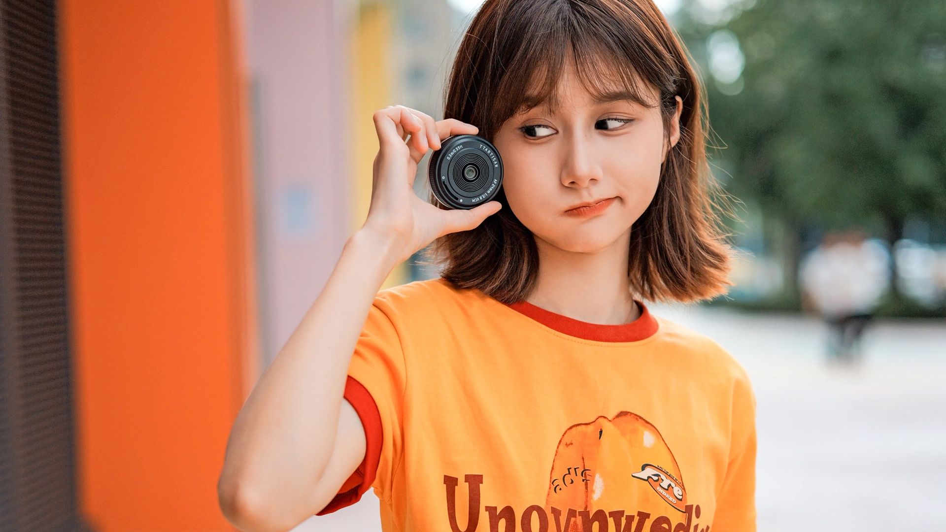 This budget E and Z Mount pancake lens is only as thick as a stack of ten pennies – and it still has autofocus