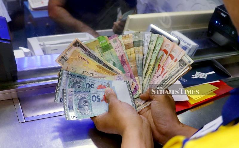 Ringgit closes higher as softer US data dampens Fed rate hike expectation