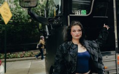 Lola Young Praises Chappell Roan’s Trick for Private Conversations: ‘As You F–king Should, B—h’