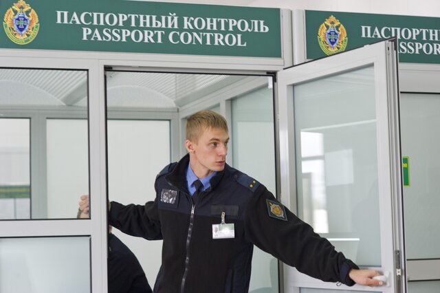 ‘The most terrifying 11 hours of my life’: What really happens when you cross Russia’s border? Meduza’s readers share their stories.