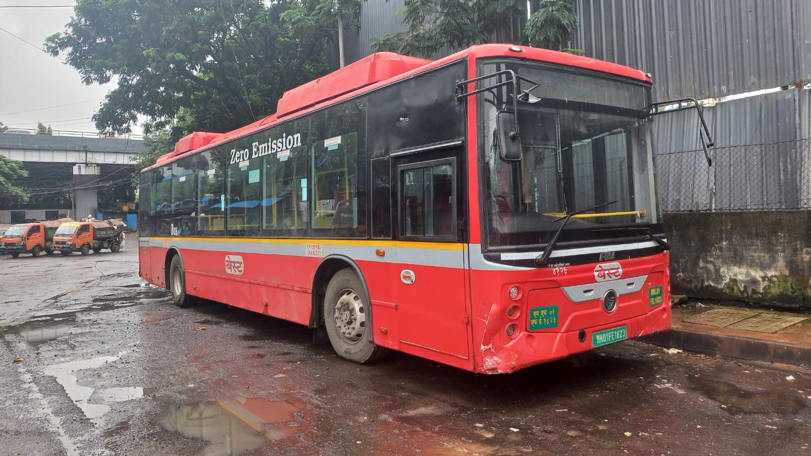 BEST bus rams autos, cars in Andheri West, chain crash leaves 3 injured