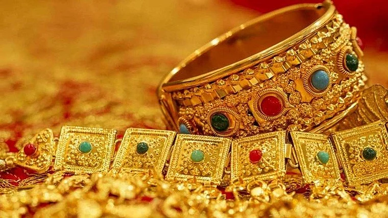 Gold Rebounds ₹600 To ₹1.56 Lakh, Weak US Dollar Revives Bullion Demand