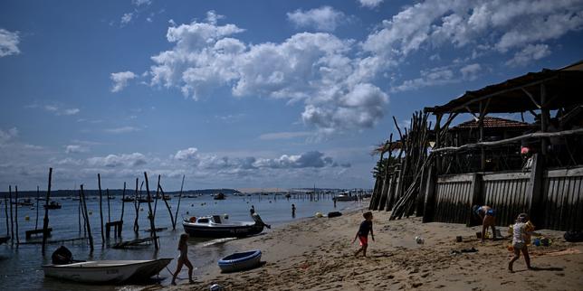 After fires, Gironde struggles to save tourist season