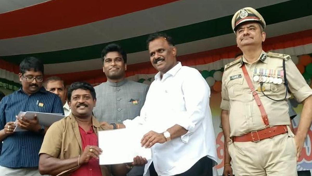 Auto-rickshaw driver from Vizag wins accolades for offering free transport service to pregnant women