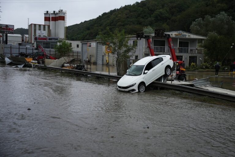 Heavy rain shuts down Istanbul, causing flooding and 3 deaths