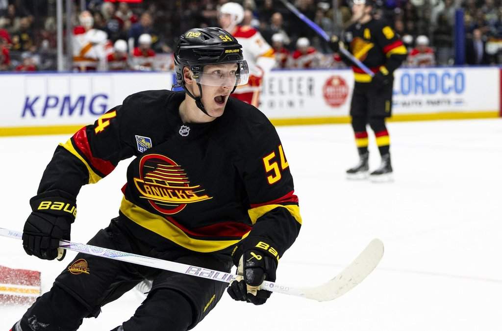 Maple Leafs acquire Raty in trade with Canucks