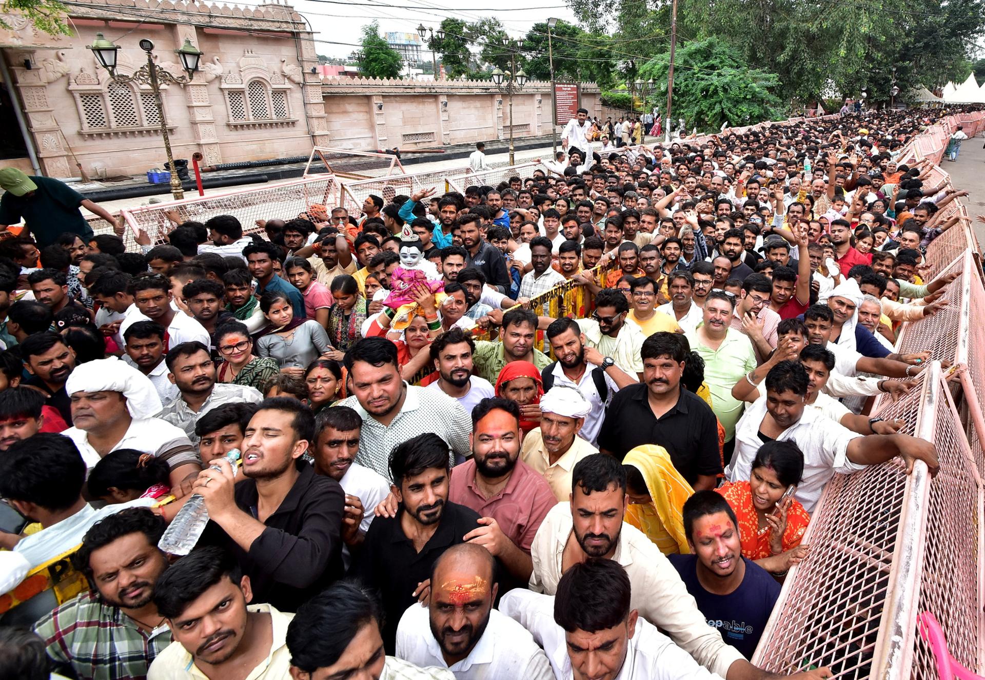 Hotel blaze, stampede kill 15 Hindu devotees in India