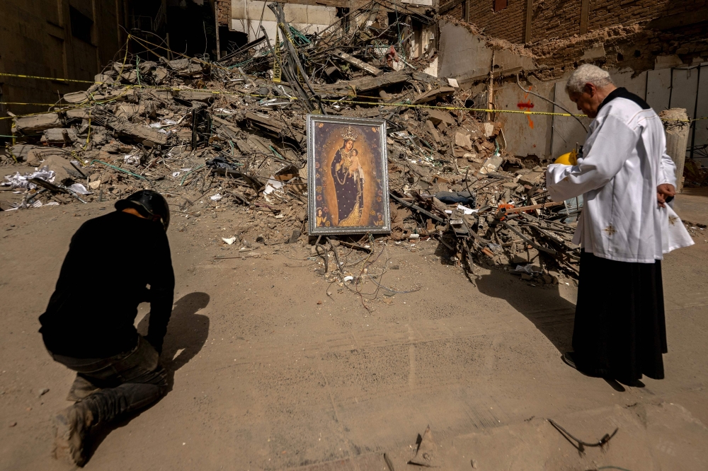 Photos, memories all that remain for Colombia's bereaved after quake