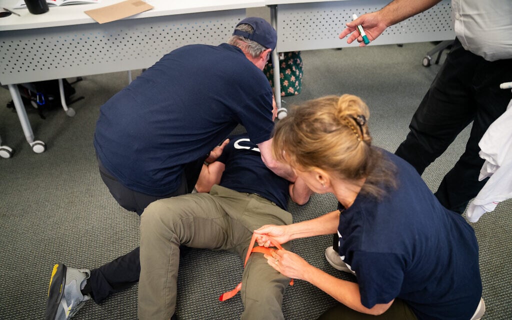 US synagogue volunteer guards learn mass casualty response from Israeli medics