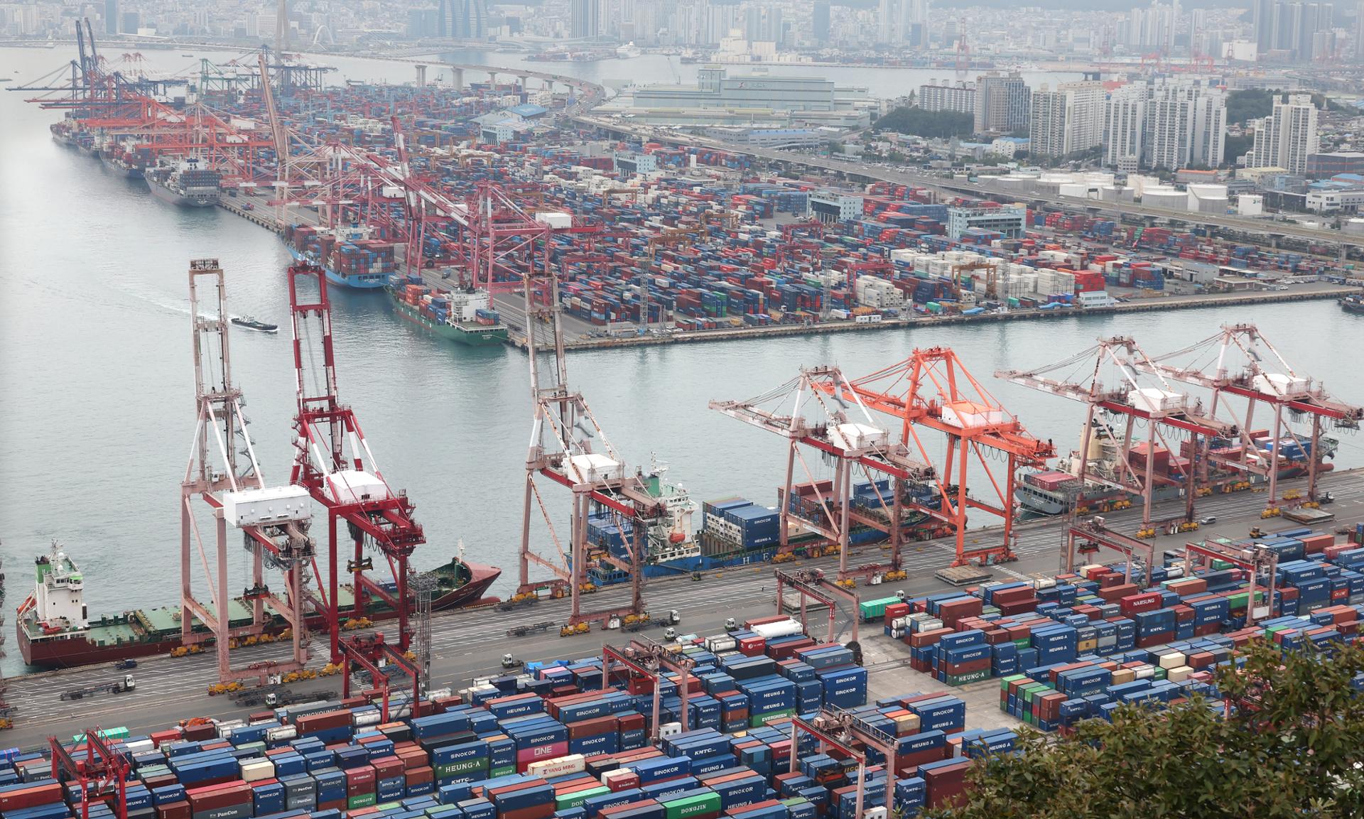 Korea's economy maintains solid recovery on exports: finance ministry
