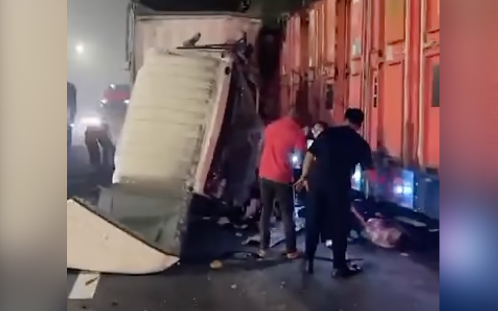 Anggota JPJ maut, rakan parah dirempuh lori di Senawang