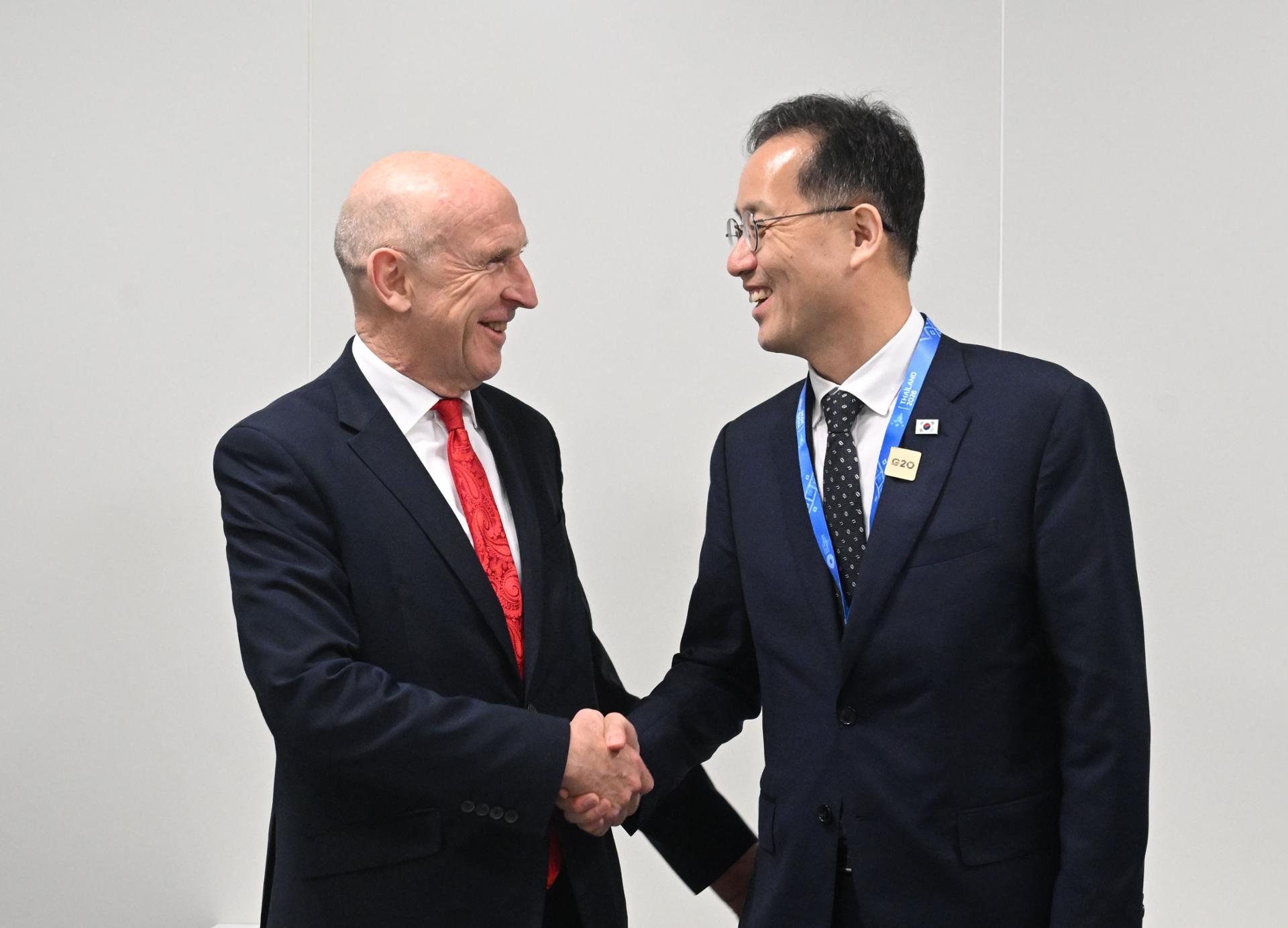 Finance minister calls for efforts to address global imbalances at G20 meeting