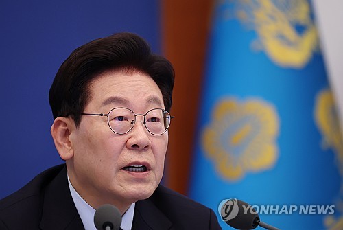 (LEAD) Lee's approval rating rises after dipping to lowest level: poll