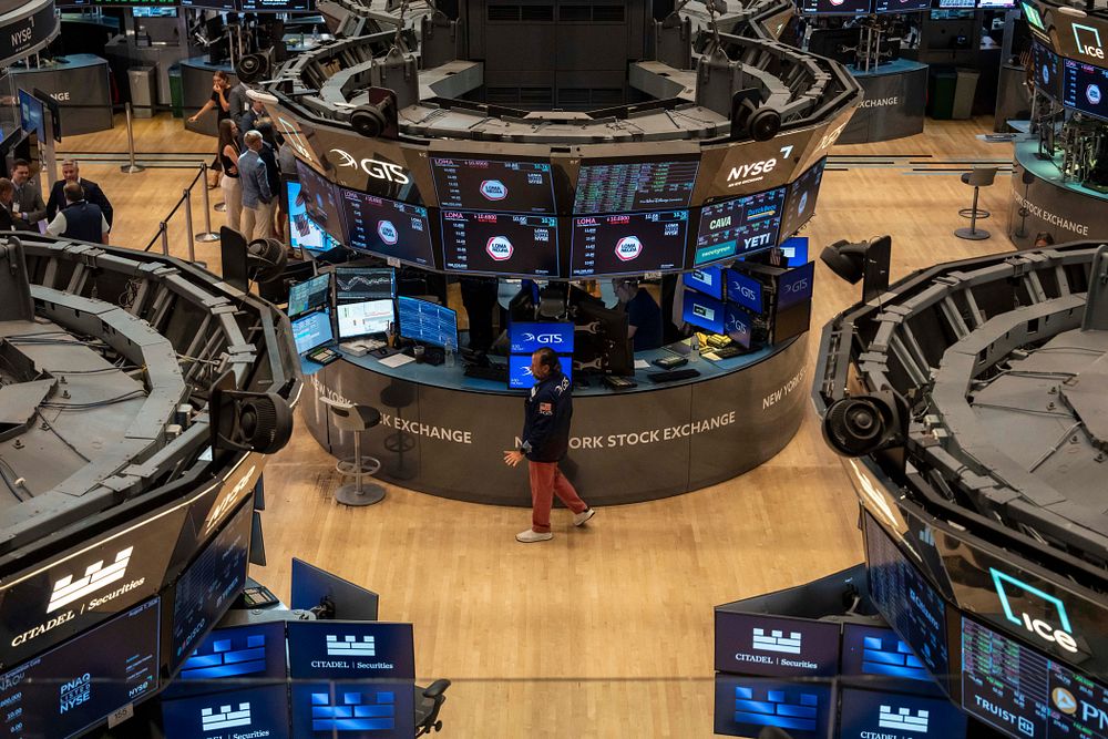 Brikkeaksje stiger på flat Wall Street