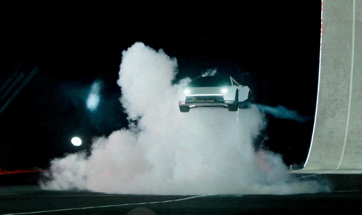 Tesla's new Roadster turns in air with SpaceX thrusters, won't land until 2028