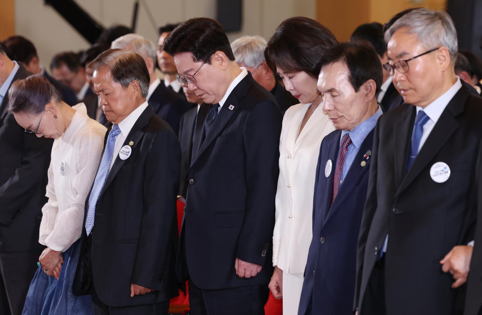 President urges constitutional revision at Busan-Masan Democratic Uprising anniversary