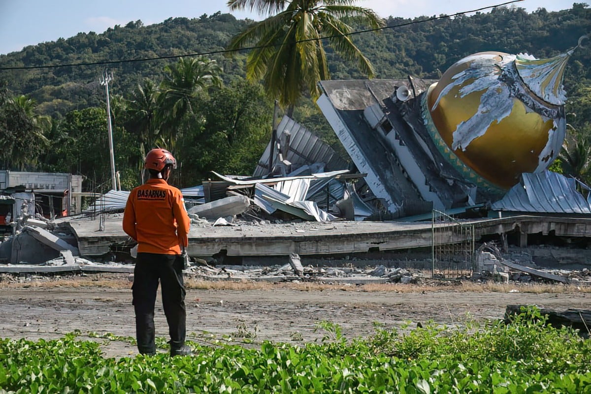 ‘Nowhere to run’: Indonesian quake survivors plead for help