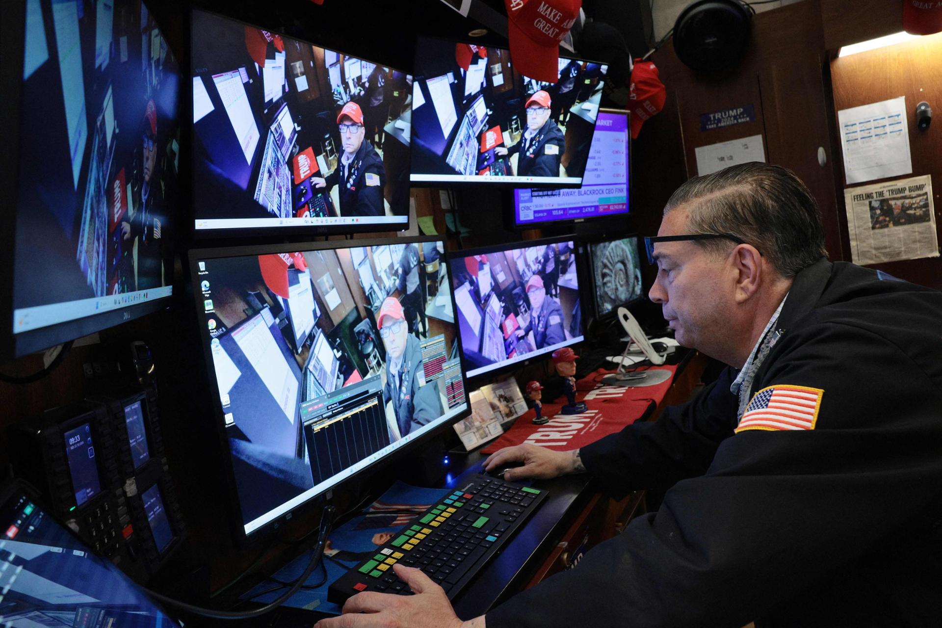 US stock indexes mostly losing ground as tech sector weighs on market