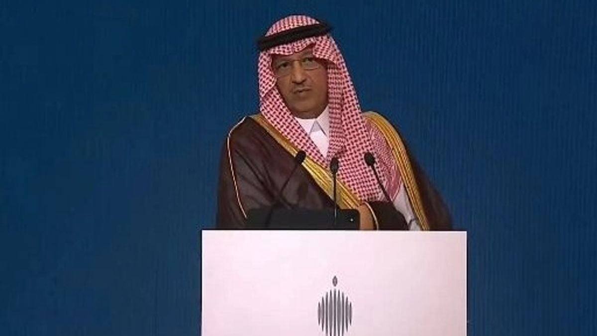 Education minister unveils tech platform for 500,000 teaching staff