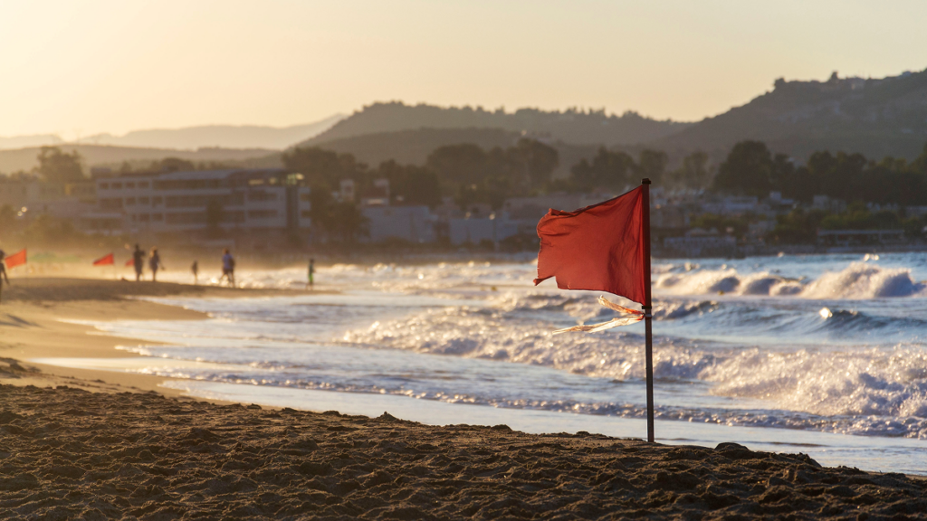 €1,500 fine warning after Murcia bathers ignore red flag and need mass rescue