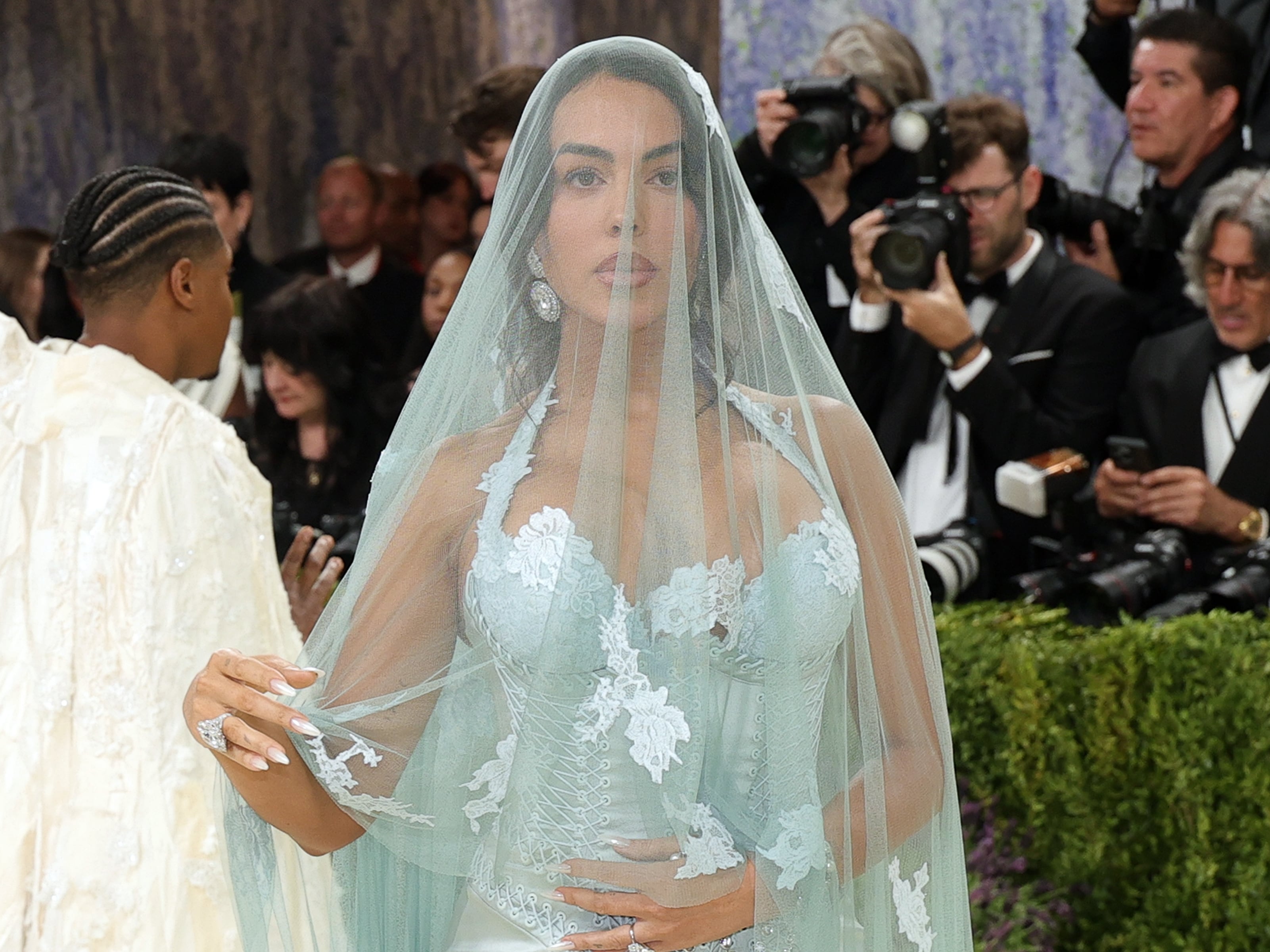 Por qué Georgina y Cristiano fueron de Gucci en su boda: el diseñador Demna Gvasalia dice que fue un sueño vestirles