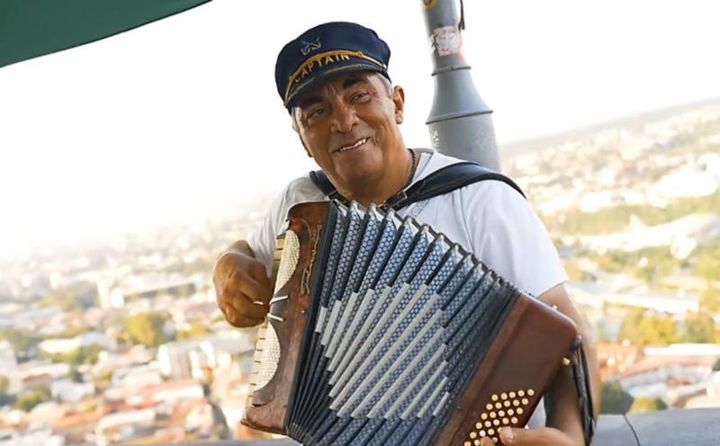 #NSTviral: Malaysian travellers moved as accordionist plays Negaraku in Georgia [WATCH]
