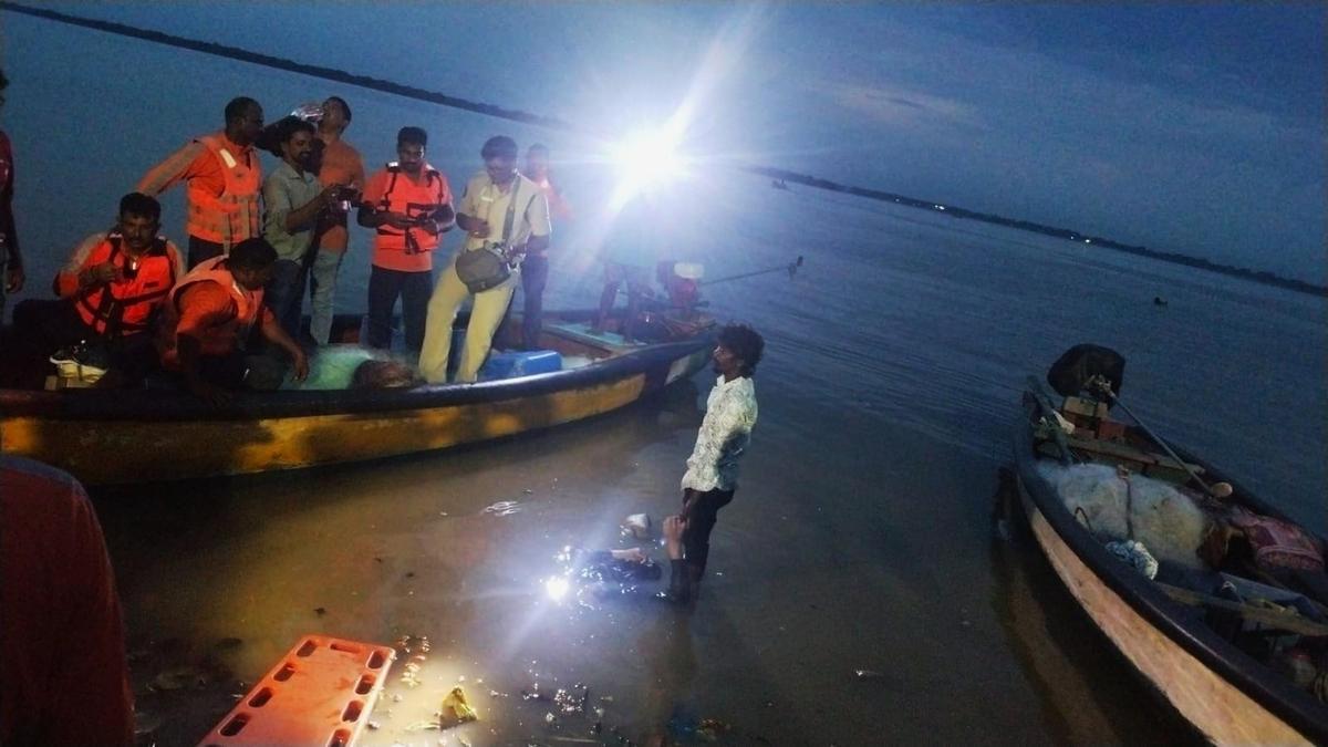 Panchayat Raj AE dies in suicide pact, wife, daughter missing; grandson rescued
