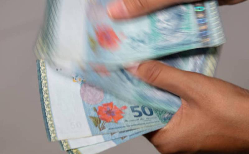 Experts call for transparent monitoring of graduate starting salary guidelines