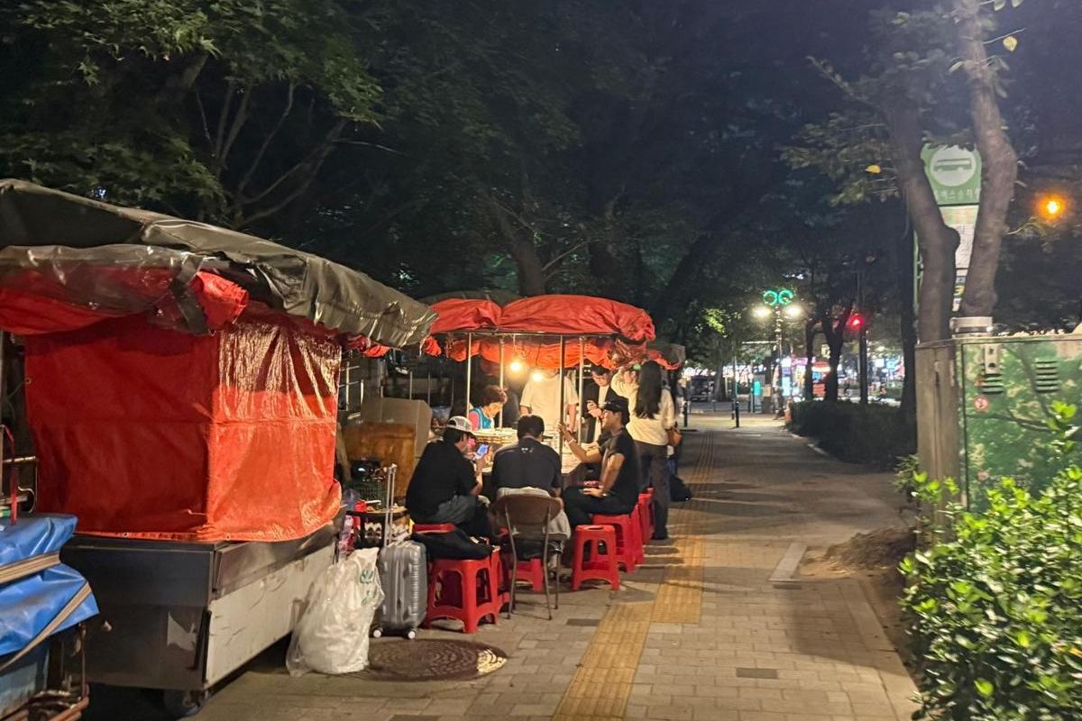 Dispute intensifies over street food stalls near Seoul elementary school