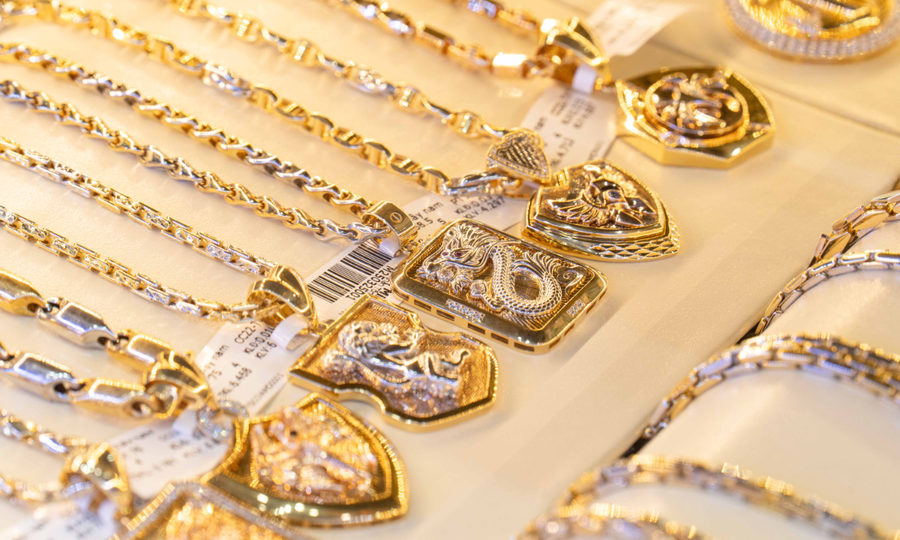 Gold prices decline