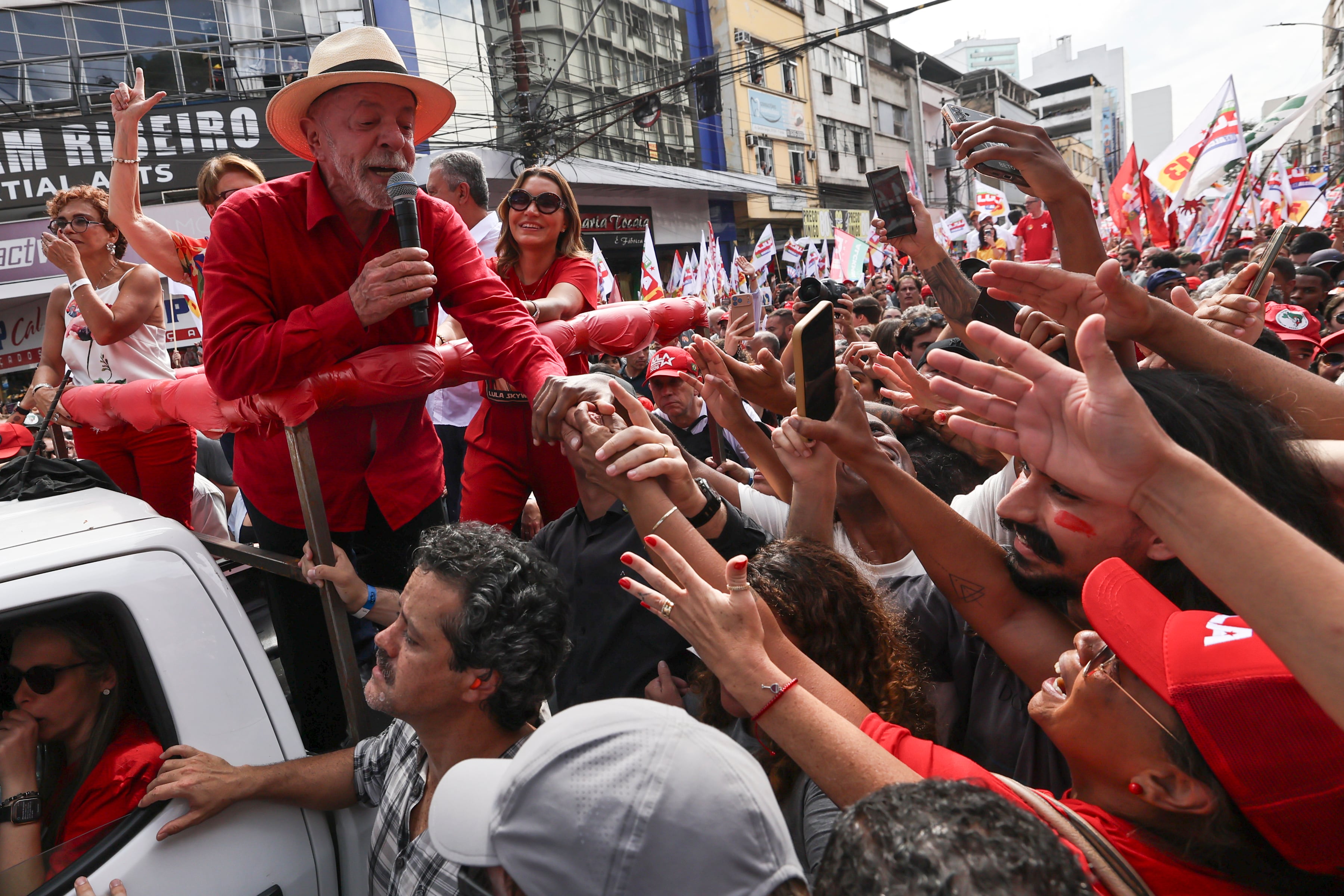 Empleados de Meta admiten en mensajes internos que el alcance de las cuentas de Lula fue restringido y el de Bolsonaro favorecido
